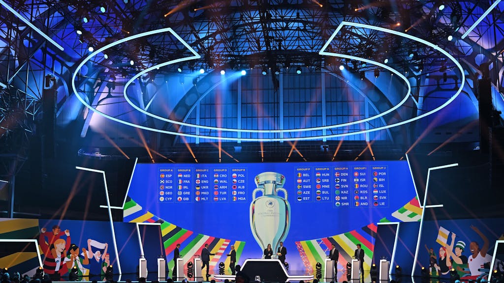 Ein Tableau bei der Auslosung zeigt die zehn Gruppen für die Qualifikation zur Fußball-Europameisterschaft 2024 in Deutschland.