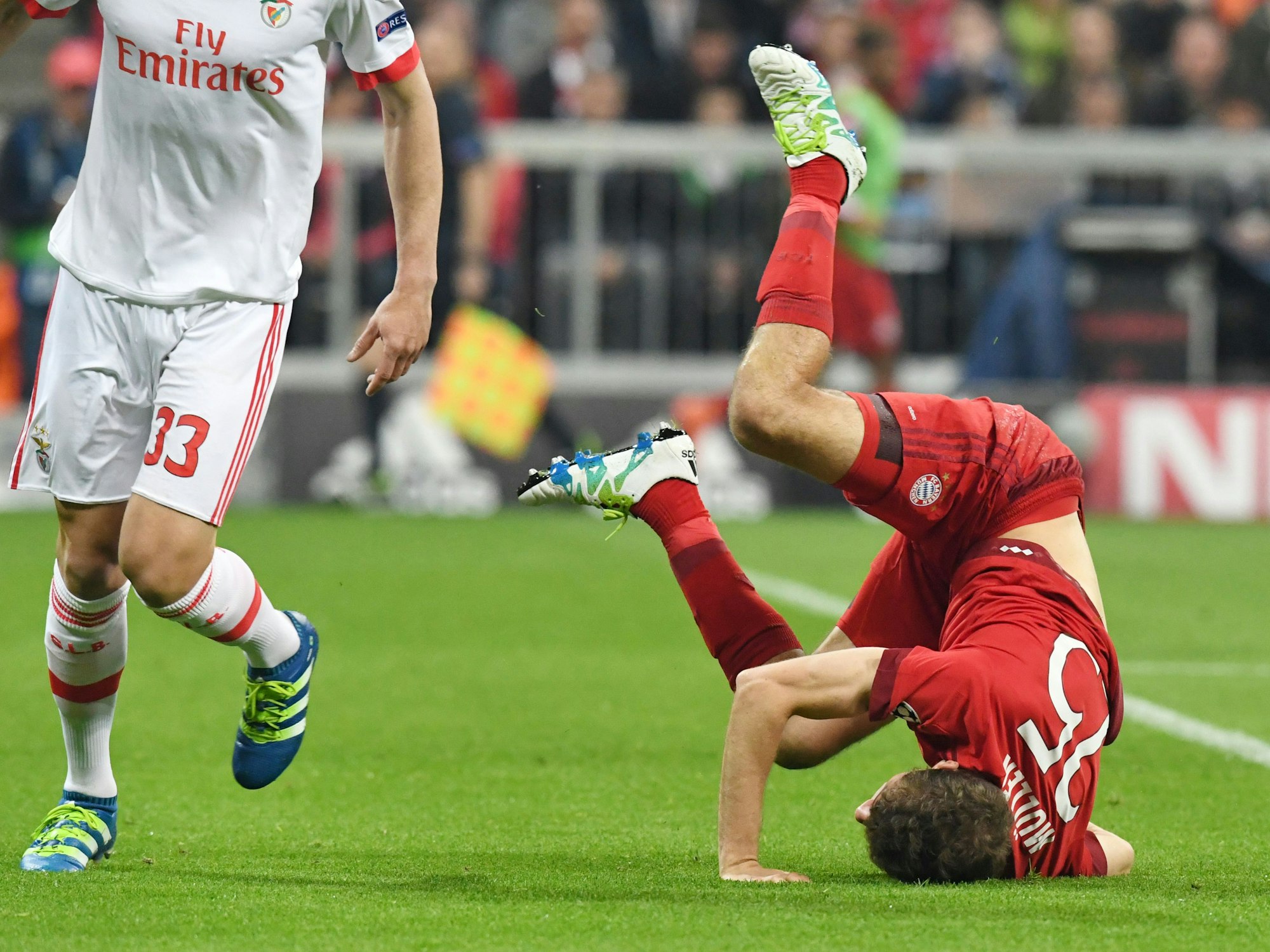 Bayerns Thomas Müller geht nach einem Zweikampf mit Benficas Jardel zu Boden.