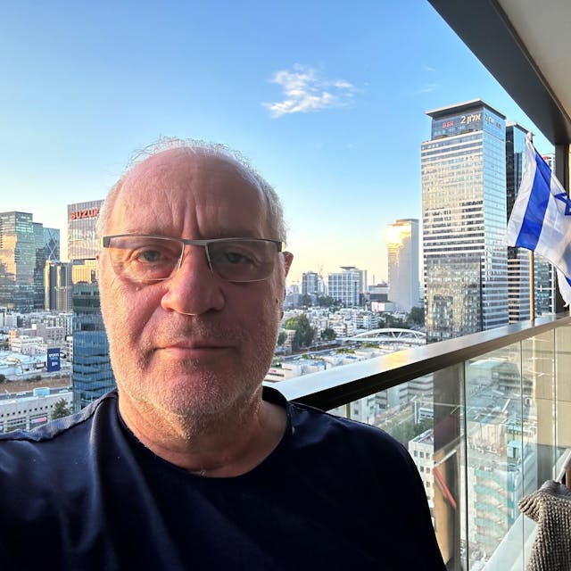 Porträt von Grisha Alroi-Arloser (67), langjähriger Geschäftsführer der Israelischen-Deutschen Industrie- und Handelskammer, auf seinem Balkon in Tel Aviv.