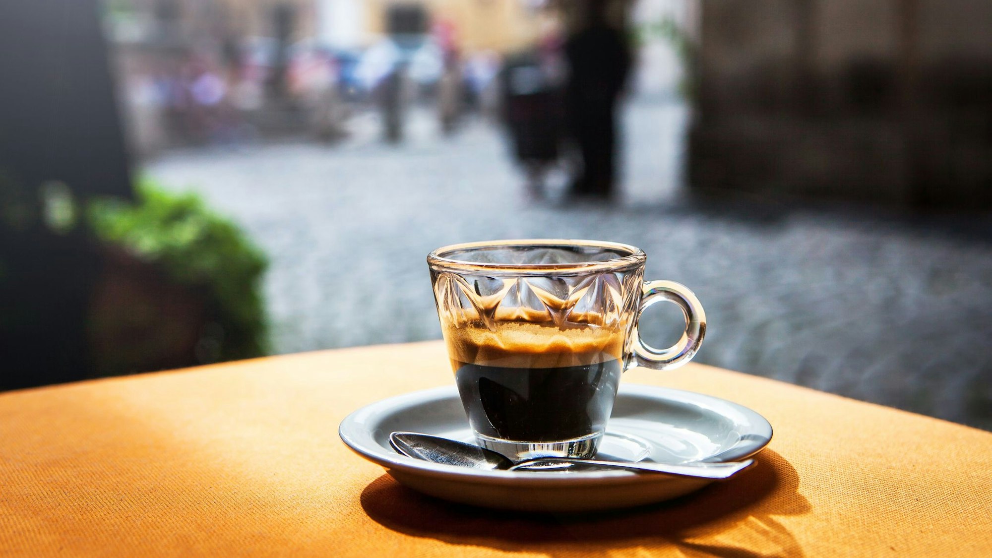 Auf dem Foto sieht man eine Tasse Espresso in einem italienischen Café stehen.