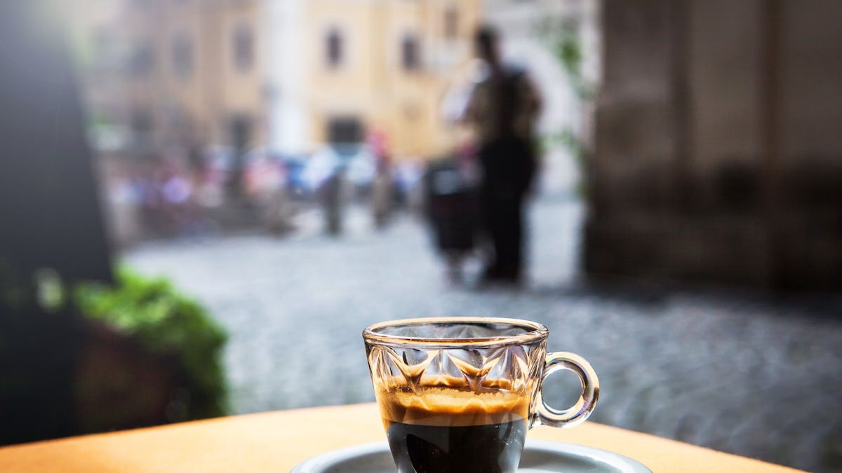 Auf dem Foto sieht man eine Tasse Espresso in einem italienischen Café stehen.