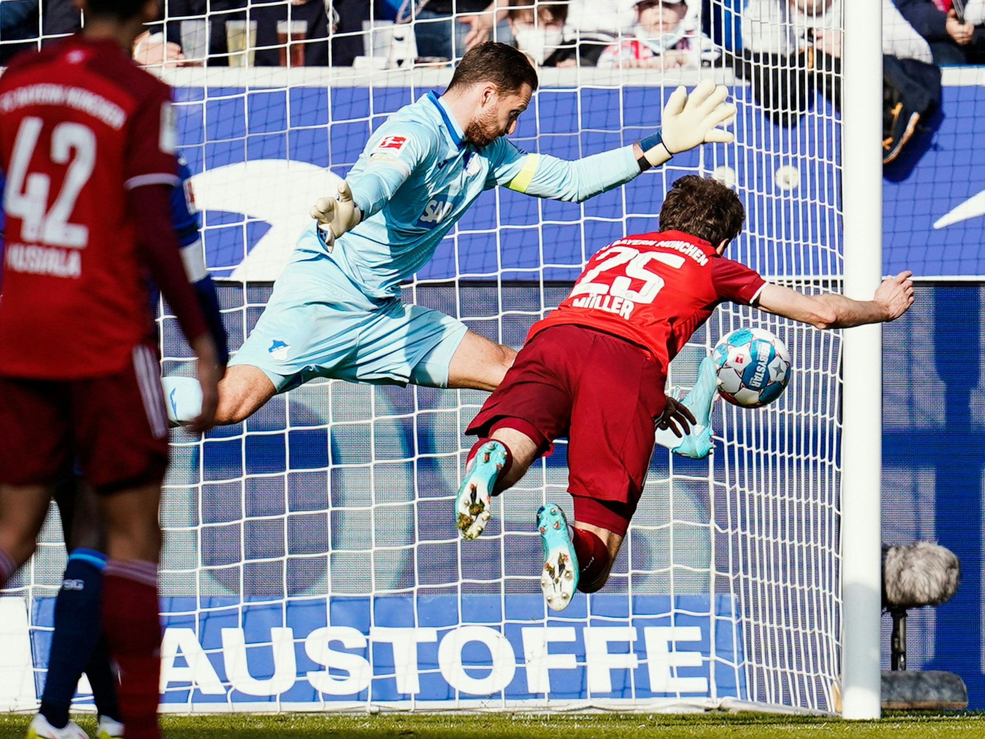 Münchens Thomas Müller erzielt per Kopfball das später aberkannte Tor zum 0:1 gegen Hoffenheim-Torwart Oliver Baumann.