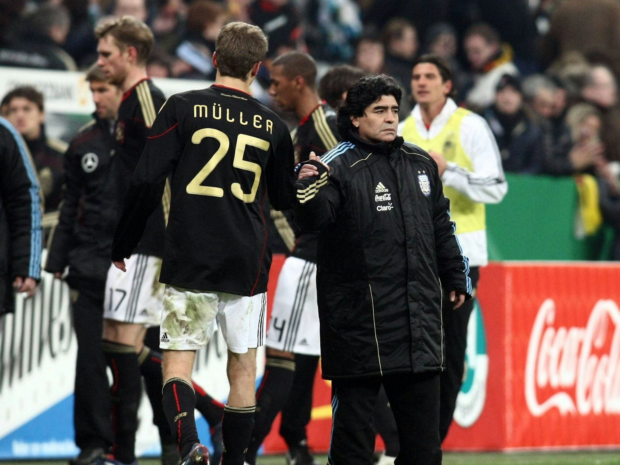 Thomas Müller im DFB-Trikot klatscht sich mit Argentinien-Trainer Diego Armando Maradona nach einem Freundschaftsspiel ab.