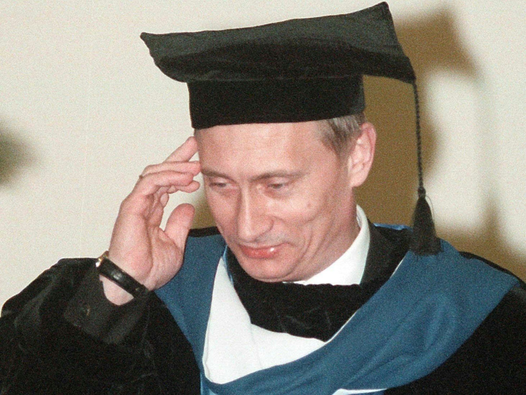 Der russische Präsident Wladimir Putin mit Talar und Doktorhut.