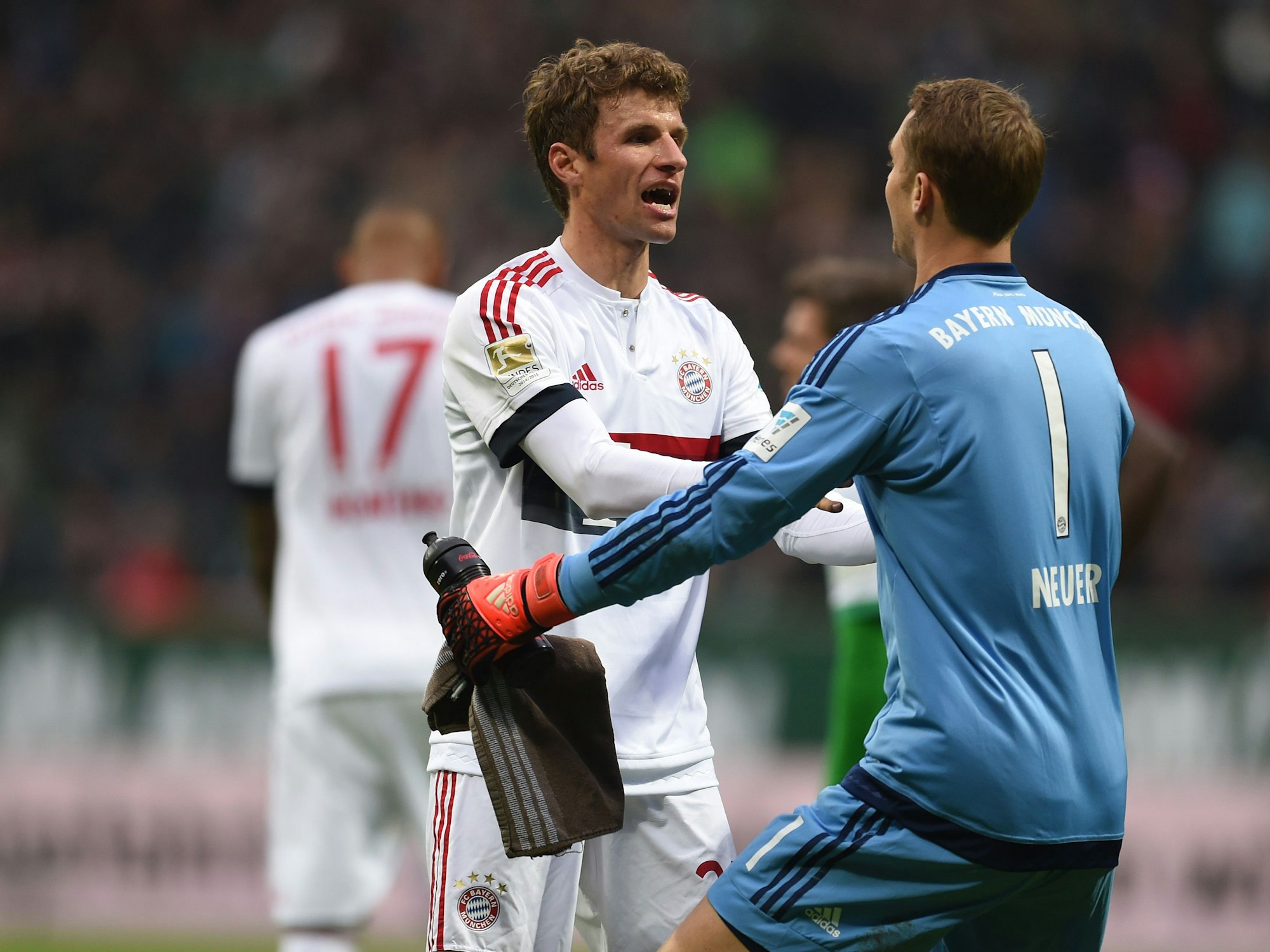 Bayern-Spieler Thomas Müller umarmt nach Spielende Torwart Manuel Neuer.
