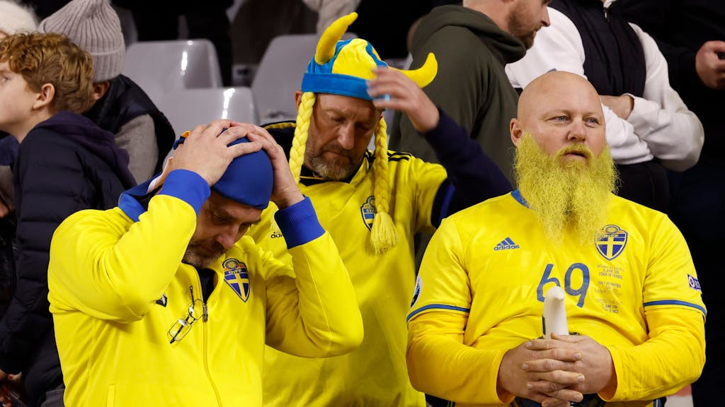 Schwedische Fußballfans nach dem Spielabbruch in der EM-Quali unter Schock. Wegen des terroristischen Angriffs in Brüssel war die Partie zur Halbzeit beendet worden.