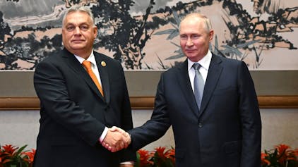 Wladimir Putin (r), Präsident von Russland, begrüßt Viktor Orban, Ministerpräsident von Ungarn, vor ihren Gesprächen am Rande des Belt and Road Forums.