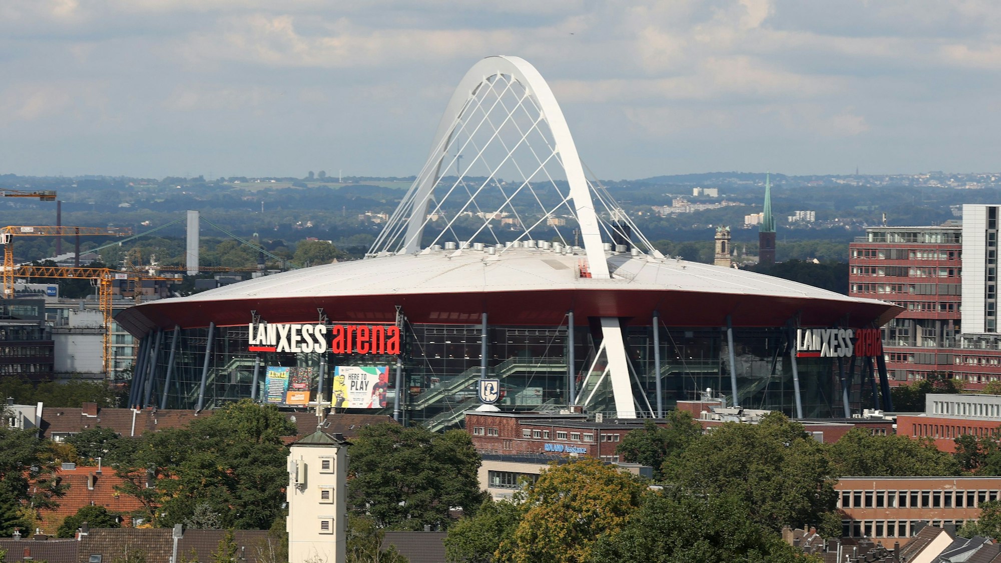 Die Lanxess Arena aus der Luft fotografiert.