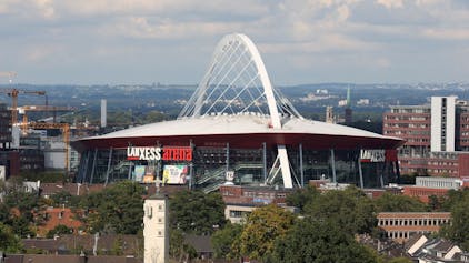 Die Lanxess Arena aus der Luft fotografiert.&nbsp;