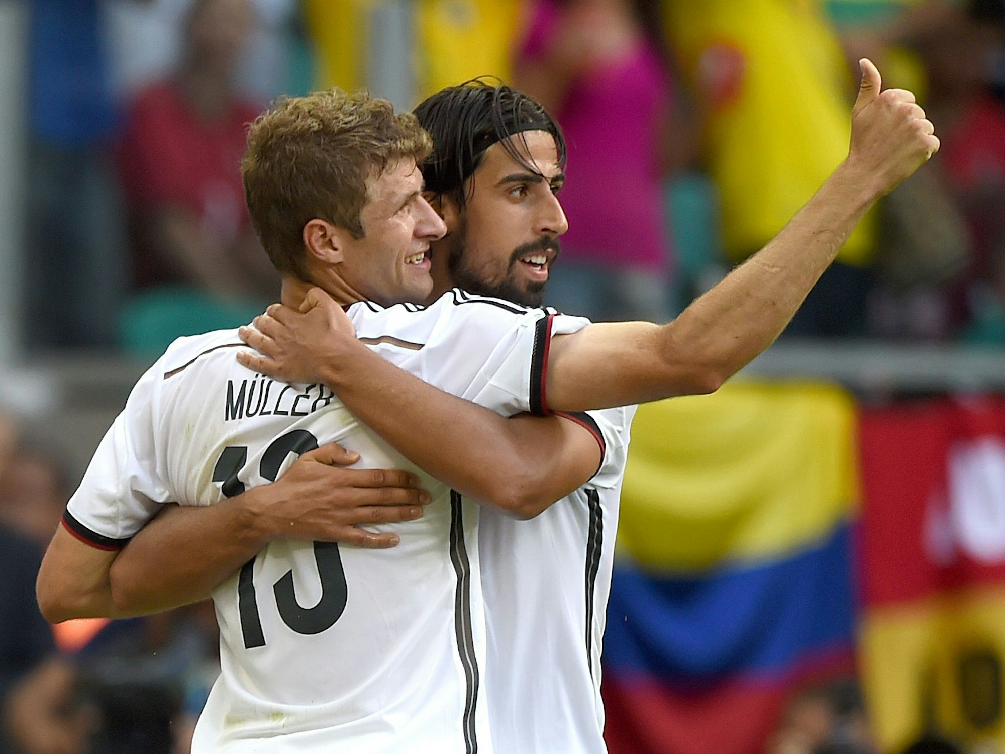 Thomas Müller und Sami Khedira in einer Umarmung während eines Länderspiels.
