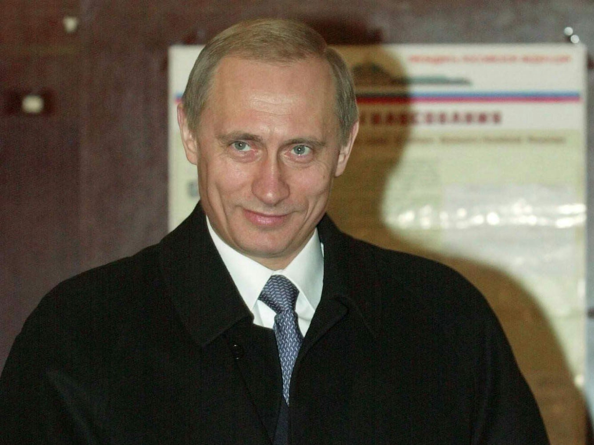 Wladimir Putin gibt seinen Wahlzettel für die russische Präsidentschaftswahl am 26. März 2000 ab.