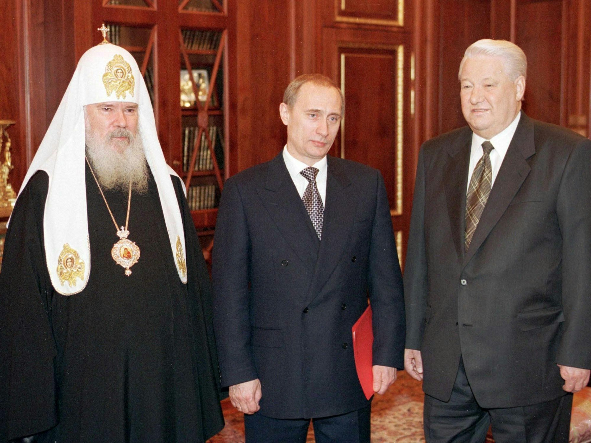 Das ehemalige Oberhaupt der russisch-orthodoxen Kirche, Alexius II. (links), mit Wladimir Putin (Mitte) und dem ehemaligen russischen Präsidenten Boris Jelzin.