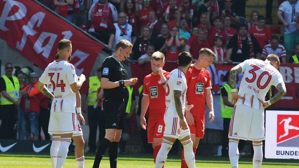 Jean Zimmer vom 1. FC Kaiserslautern spricht beim Zweitliga-Spiel gegen seinen Ex-Klub Fortuna Düsseldorf mit dem Schiedsrichter.
