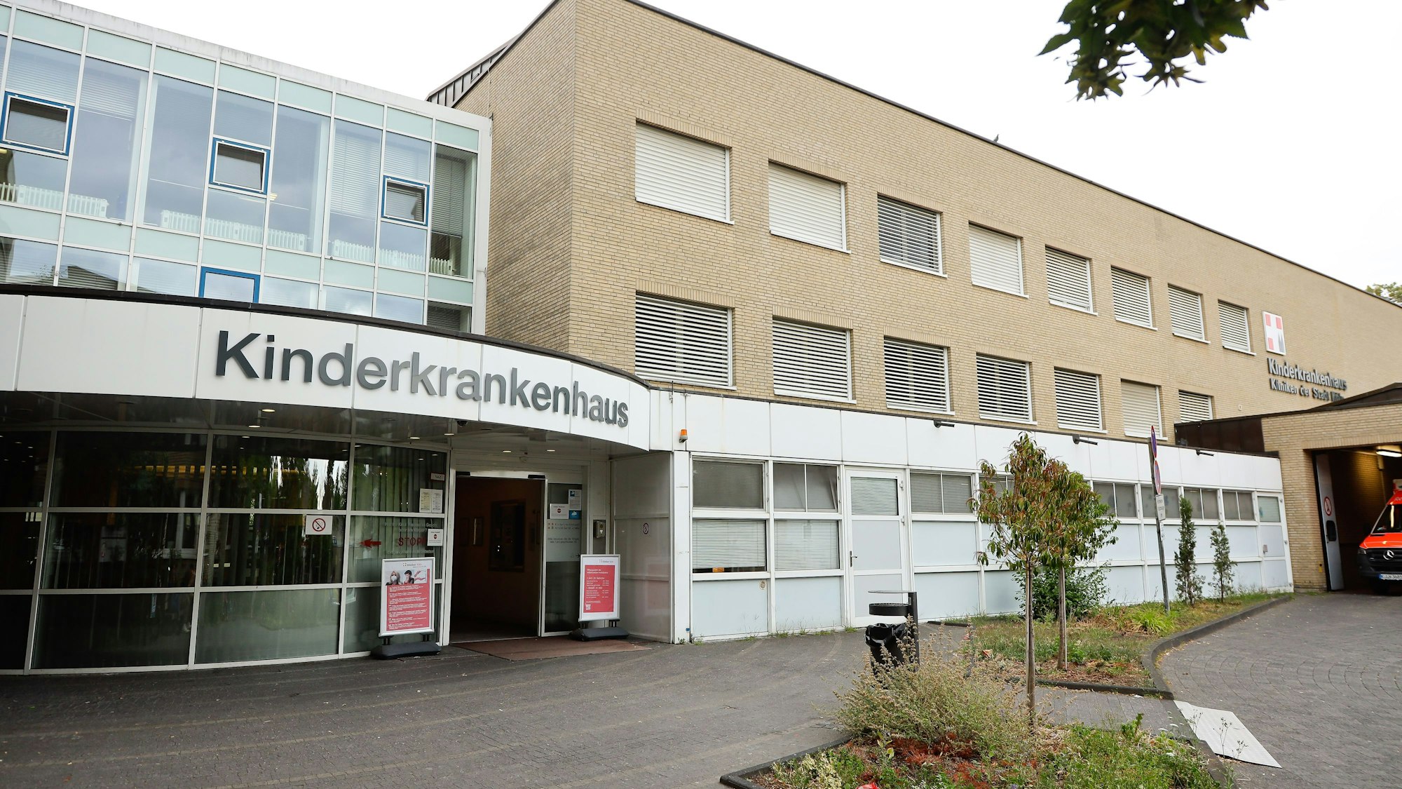 Das Kölner Kinderkrankenhaus an der Amsterdamer Straße von außen
