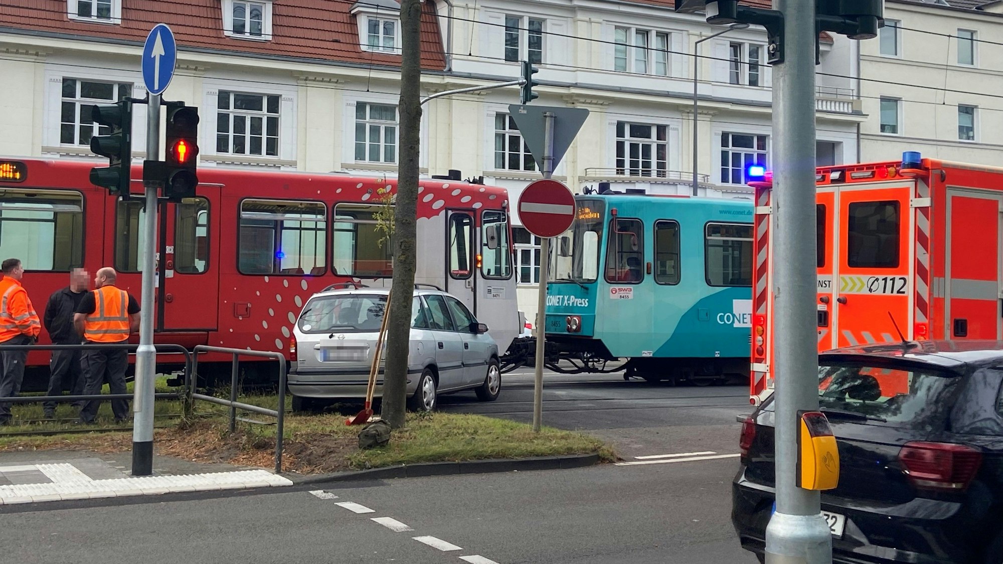 Unfall in Köln-Niehl: Eine Bahn der Linie 16 ist am Mittwochabend mit einem Auto kollidiert.