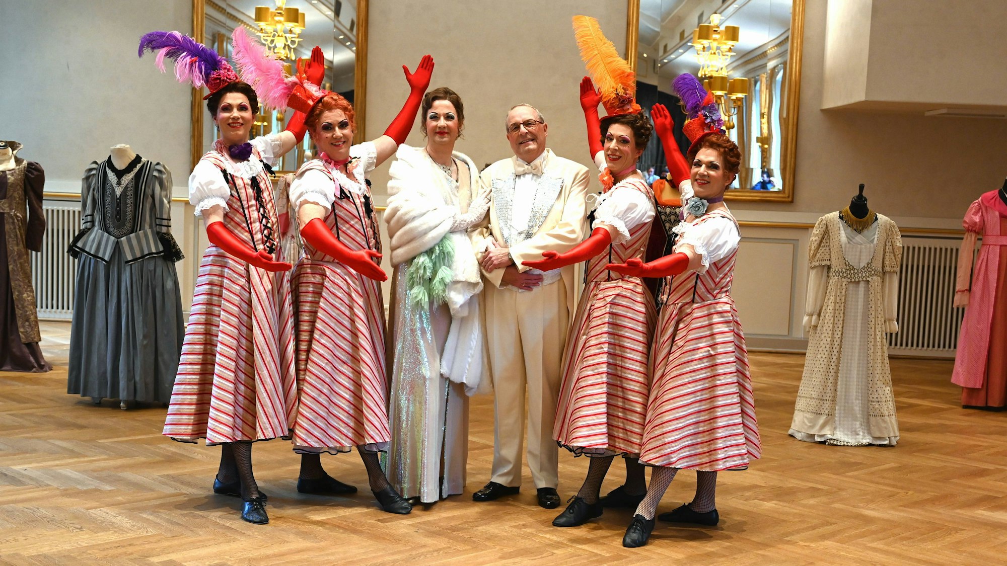 Darsteller posieren in Kostüm bei der Präsentation des neuen Stücks „Zillche en Jefahr“ zum 150-jährigen Bestehen des Divertissementchen des Männergesangverein Cäcilia Wolkenburg und der Bühnenspielgemeinschaft im Opernhaus der Stadt Köln.