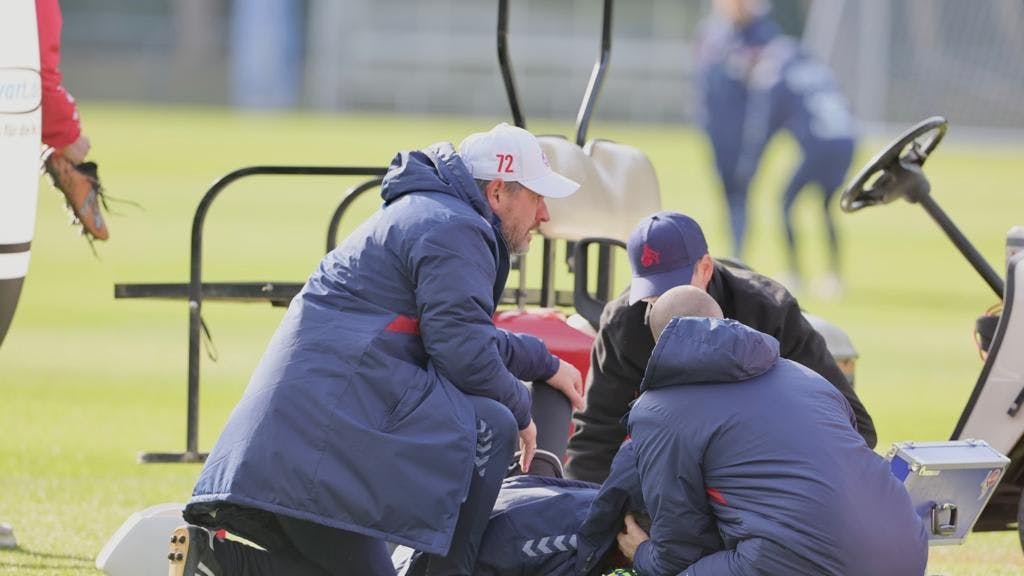 FC-Torhüter Philipp Pentke liegt nach einer Verletzung im Training am Boden und hält sich die Hände vors Gesicht.