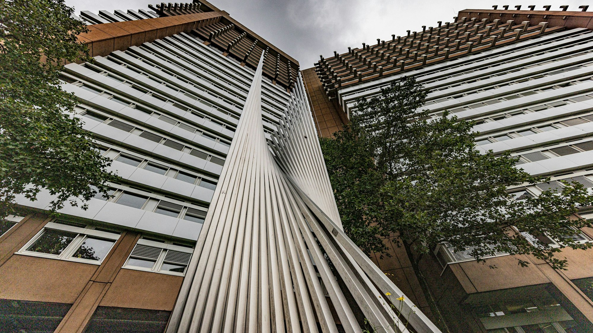 Imposanter Bau aus den 1980ern: Der Blick nach oben bis zum 23. Stock des Justizzentrums.