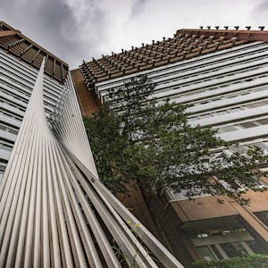 Imposanter Bau aus den 1980ern: Der Blick nach oben bis zum 23. Stock des Justizzentrums.