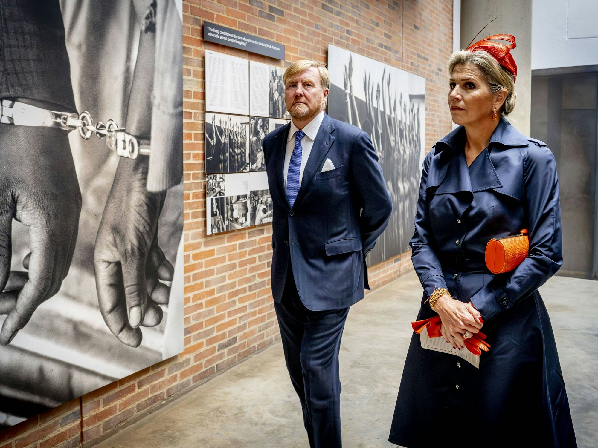 König Willem-Alexander und Königin Maxima erhalten eine Führung durch das Apartheid-Museum.