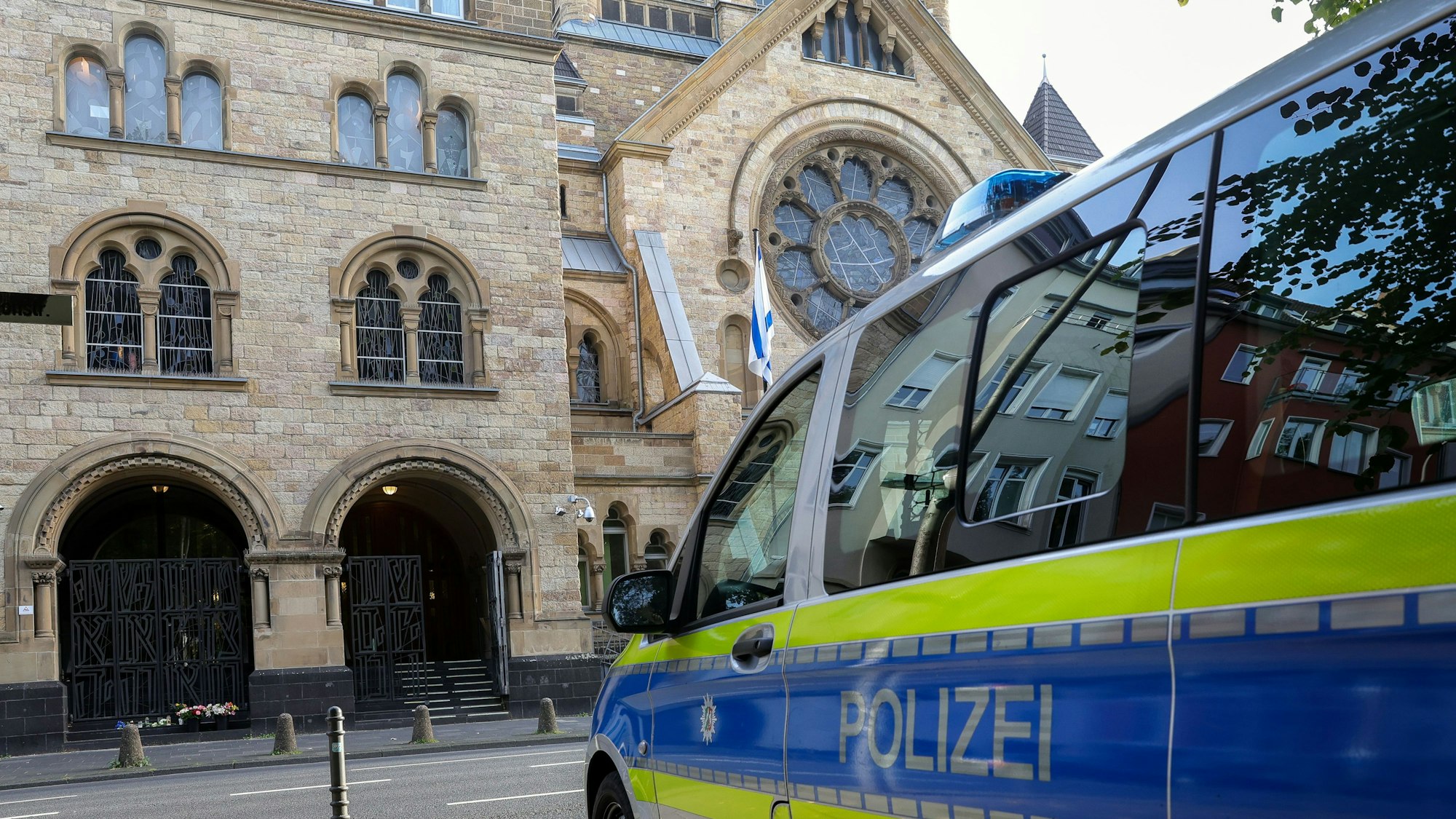 Polizeiposten vor der Synagoge in der Roonstraße.