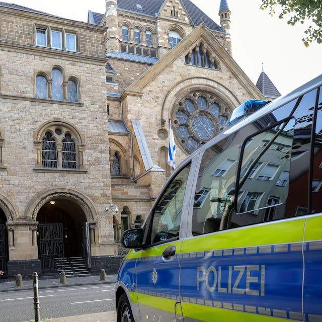 Ein Polizeiwagen steht vor der Synagoge in der Roonstraße.