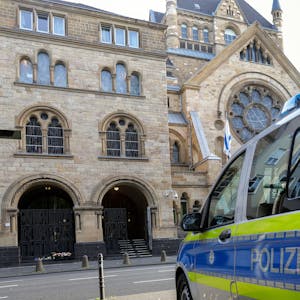 Ein Polizeiwagen steht vor der Synagoge in der Roonstraße.