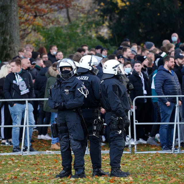 Polizeikräfte im Einsatz vor dem Derby 1.FCKöln gegen Mönchengladbach im Jahr 2022