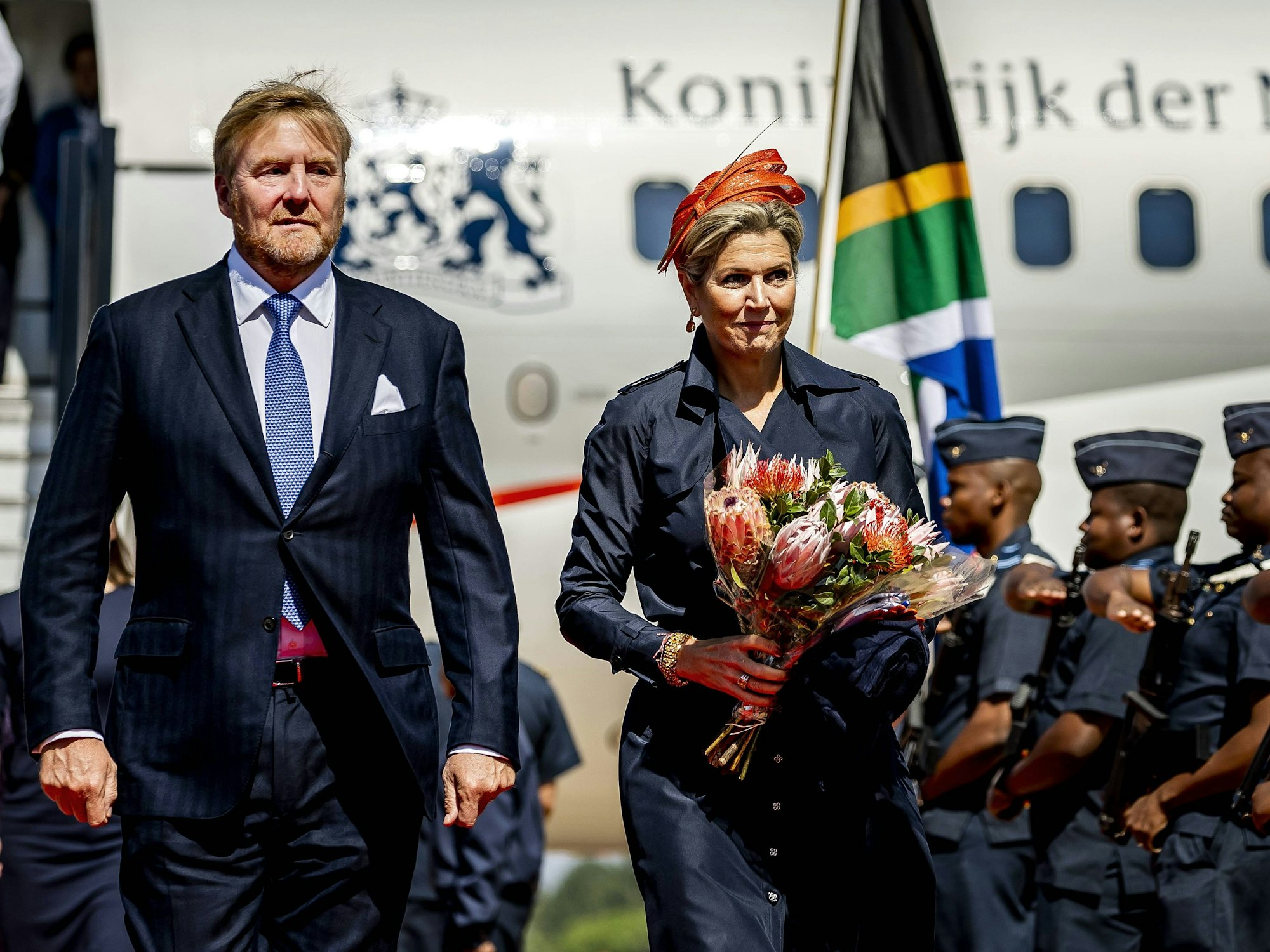 König Willem-Alexander und Königin Maxima werden auf dem Militärflughafen Waterkloof empfangen. Das Königspaar befindet sich auf einem dreitätigen Staatsbesuch in Südafrika.