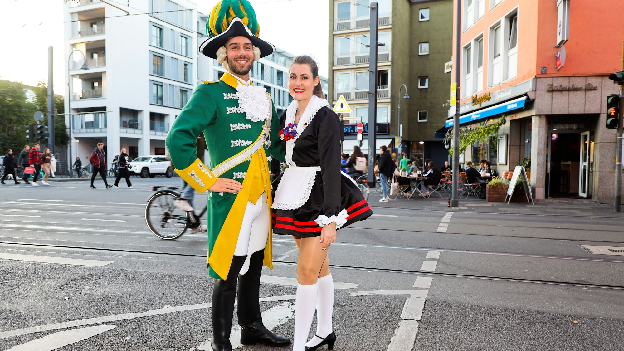 Anna-Lena Berger von der Karnevalsgesellschaft „Heilige Knäächte und Mägde“ und Davide Giangualano von der „Ehrengarde“ im Oktober 2022 auf der Zülpicher Straße.