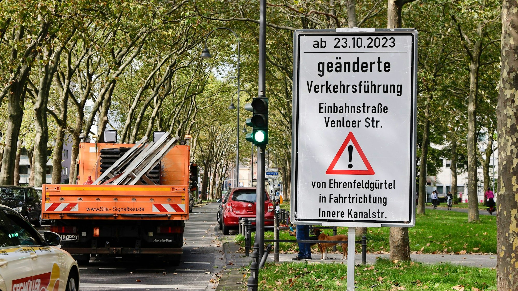 Schon vor der Inneren Kanalstraße weisen Schilder auf die neue Verkehrsführung in Ehrenfeld hin.