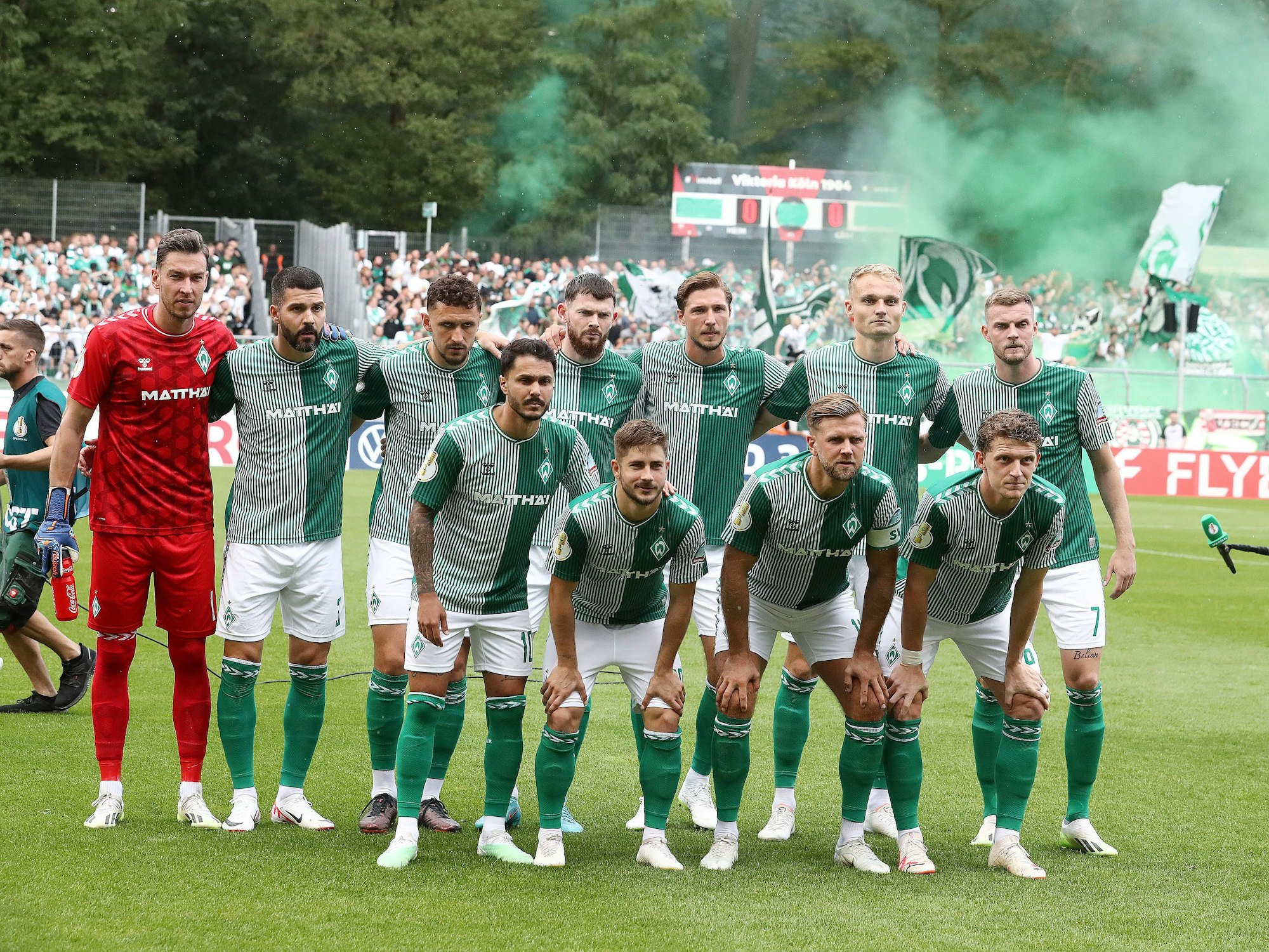 Mannschaftsfoto von Werder Bremen vor der Partie gegen Viktoria Köln.