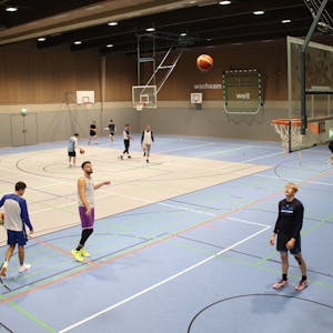 Spieler der ErftBaskets Bad Münstereifel trainieren in der sanierten Halle des St.-Angela-Gymnasiums.