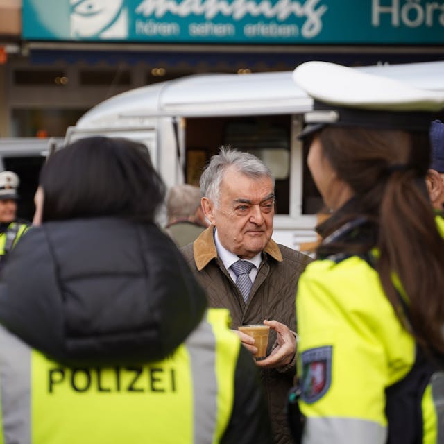 Herbert Reul war bei der Aktion „Coffee with a cop“ in Leichlingen Gast und sprach mit Polizeibeamten, Bürgerinnen und Bürgern.