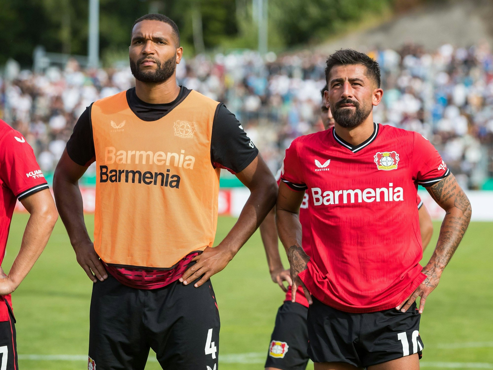 Jonathan Tah und Kerem Demirbay blicken beschämt auf die mitgereisten Leverkusenfans nach der Niederlage in Elversberg.