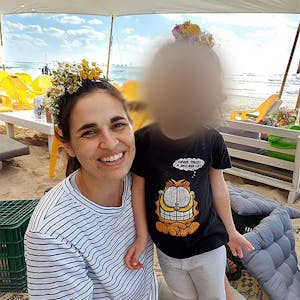 Das undatierte Foto zeigt die Deutsch-Israelin Yarden Romann mit ihrer Tochter Gefen.