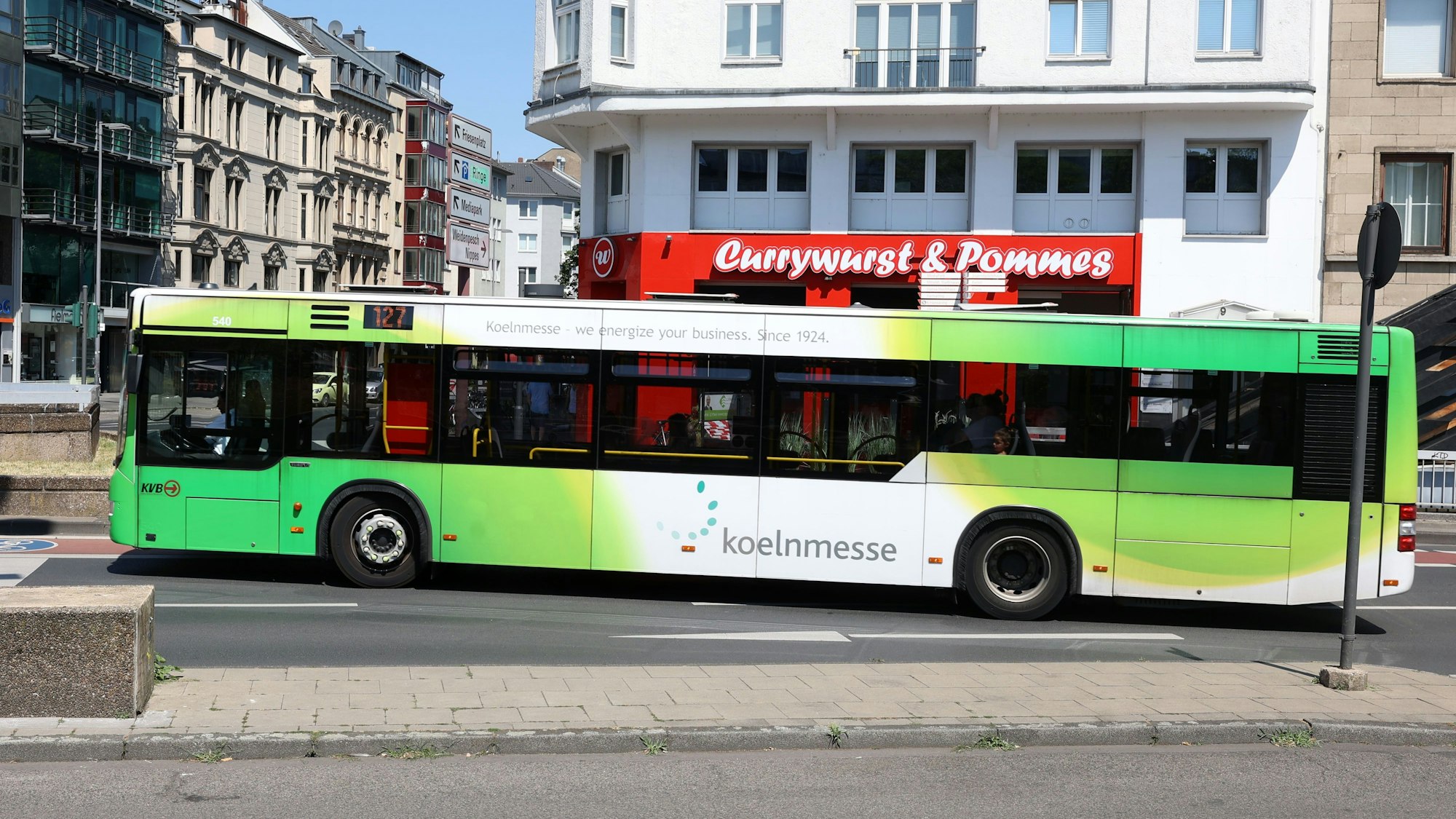 Ein Bus verlässt die KVB-Haltestelle Ebertplatz.
