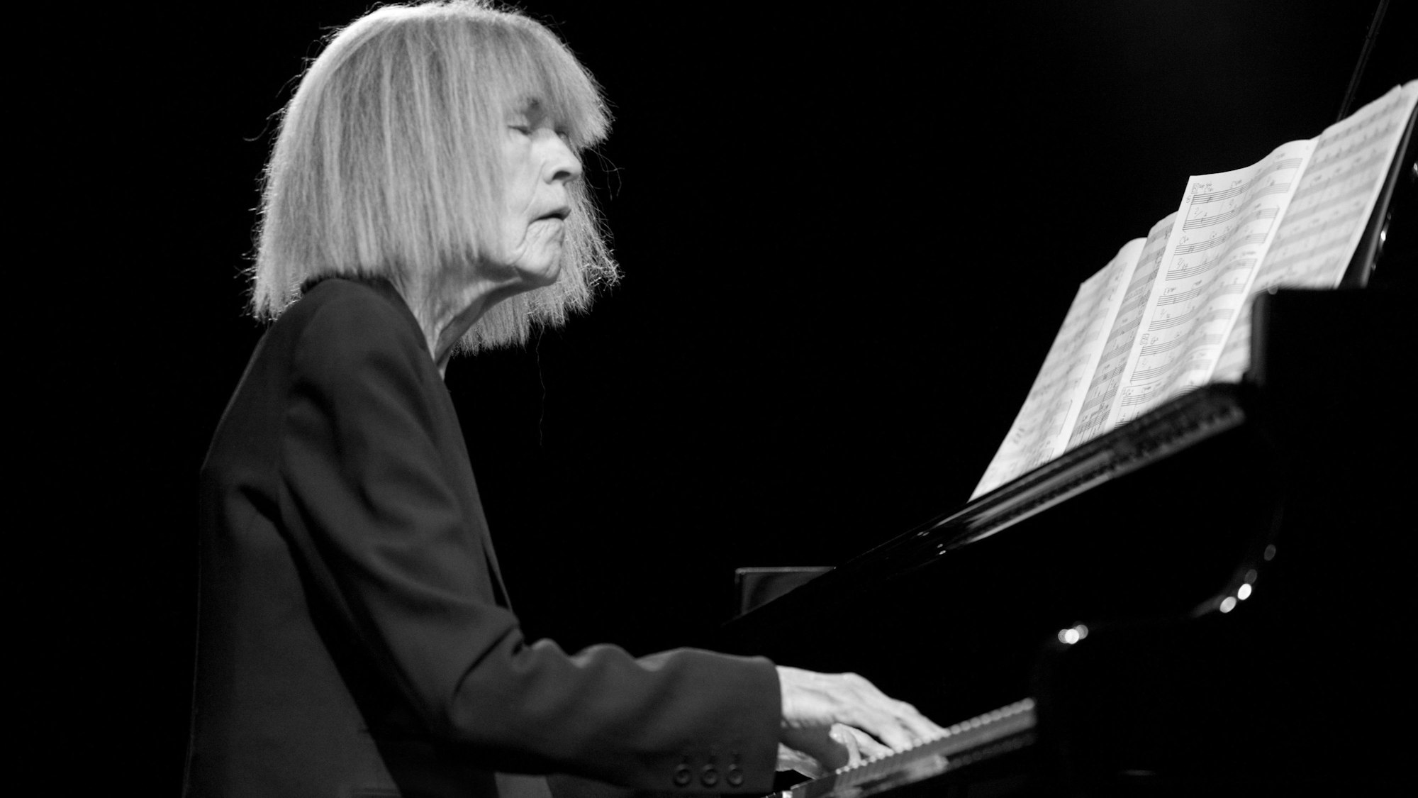 25.05.2012, Nordrhein-Westfalen, Moers: Die amerikanische Pianistin Carla Bley spielt mit ihrem Trio auf dem Moers Festival. Die US-amerikanische Jazzpianistin und Komponistin Carla Bley ist tot. Die Freejazz-Größe starb im Alter von 87 Jahren.