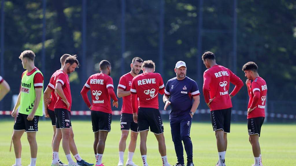 Steffen Baumgart spricht im Training mit seinen Spielern.