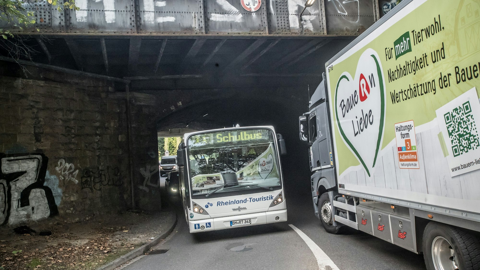 Ein Bus und ein Lkw fahren durch die Unterführung Lützenkirchener Straße in Opladen.