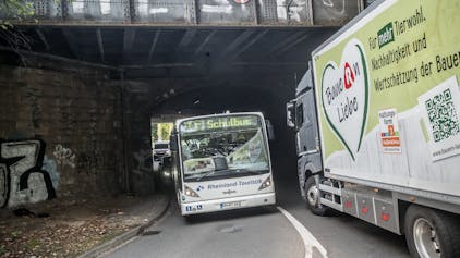 Ein Bus und ein Lkw fahren durch die Unterführung Lützenkirchener Straße in Opladen.&nbsp;