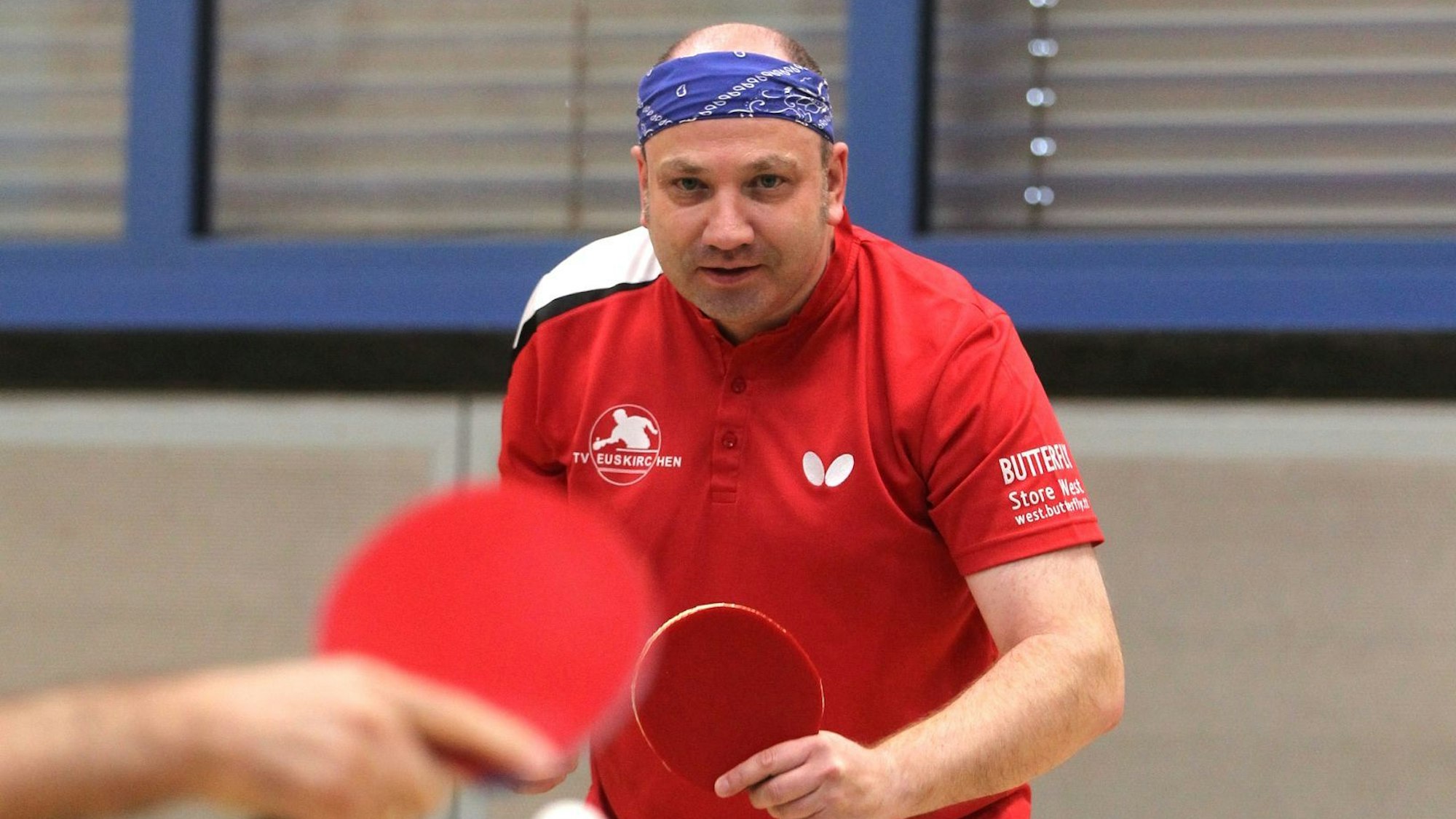 Der Euskirchener Tischtennisspieler René Strotkötter beim Ballwechsel.
