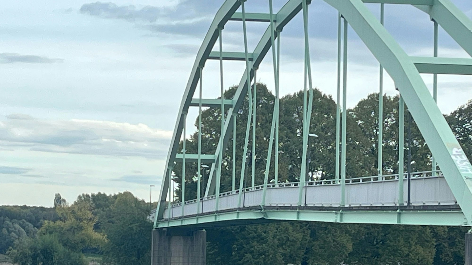 Beschädigte Brücke am Niehler Hafen