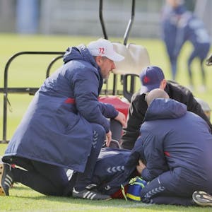 Torwart Philipp Pentke vom 1. FC Köln hat sich im Training offenbar schwerer verletzt.