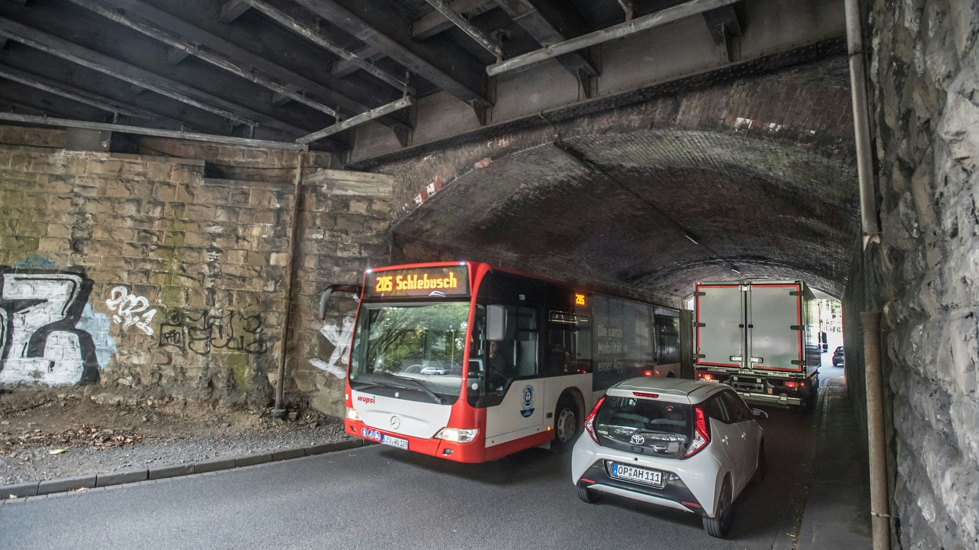 Lützenkirchener Straße: Die Bahn muss die alte Brücke erneuern.