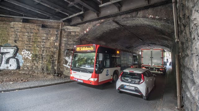 Lützenkirchener Straße: Die Bahn muss die alte Brücke erneuern.