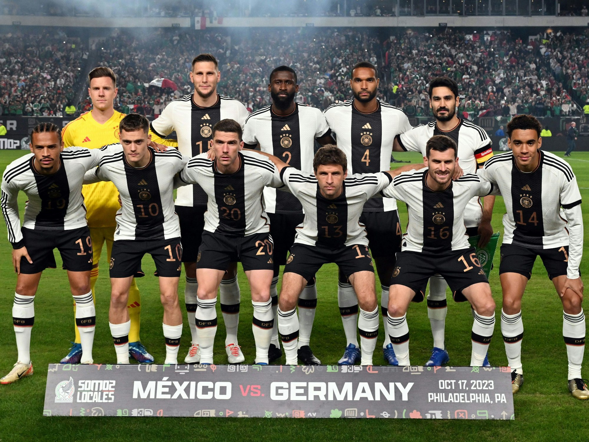 Die deutschen Spieler haben vor dem Spiel Aufstellung für ein Teambild genommen.