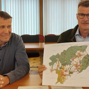 Jan Lembach zeigt eine Karte, die die Potenzialflächen für Freiflächen-Photovoltaik im Gemeindegebiet von Dahlem.