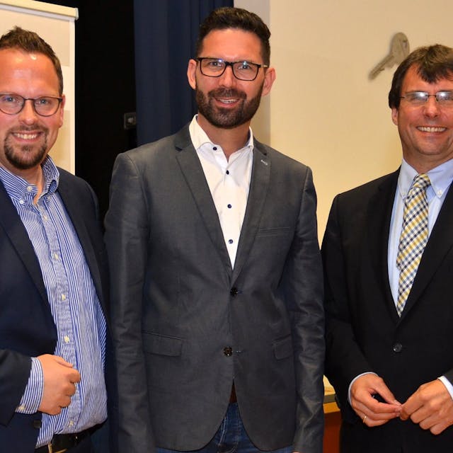 Neu an der Spitze von Morsbachs CDU ist Dirk Fassbender (Mitte), Vorgänger Thomas Jüngst (links) und Landesfinanzminister Dr. Marcus Optendrenk gratulieren in der Kulturstätte dem Frischgewählten.