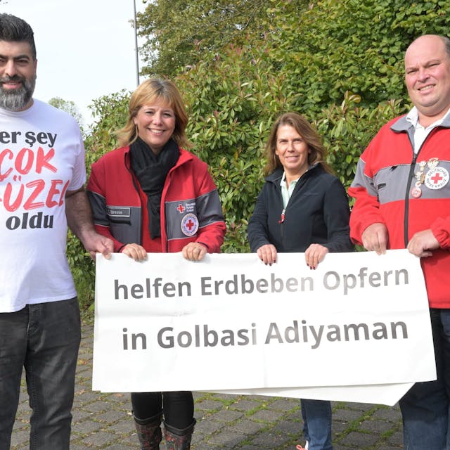 Das Foto zeigt Unterstützer der Kürtener Spendenaktion für das Erdbebengebiet in der Türkei